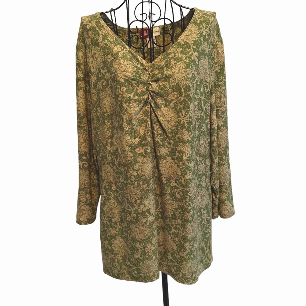 M Collection XL long sleeve t shirt w touched v neck detail. Green/cream paisley